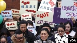 Warga Korea Selatan berdemo menentang keputusan pemerintah Tiongkok mendeportasi pengungsi ke Korea Utara di Seoul (21/2).