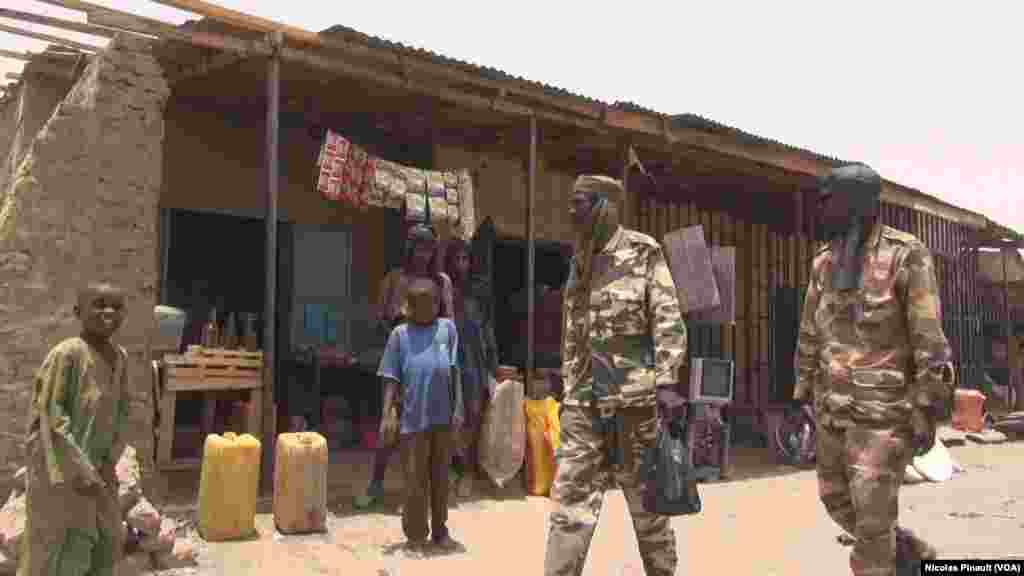 Des militaires tchadiens se promènent sur le marché de Bosso dans la région de Diffa, Niger, le 19 avril 2017 (VOA/Nicolas Pinault)