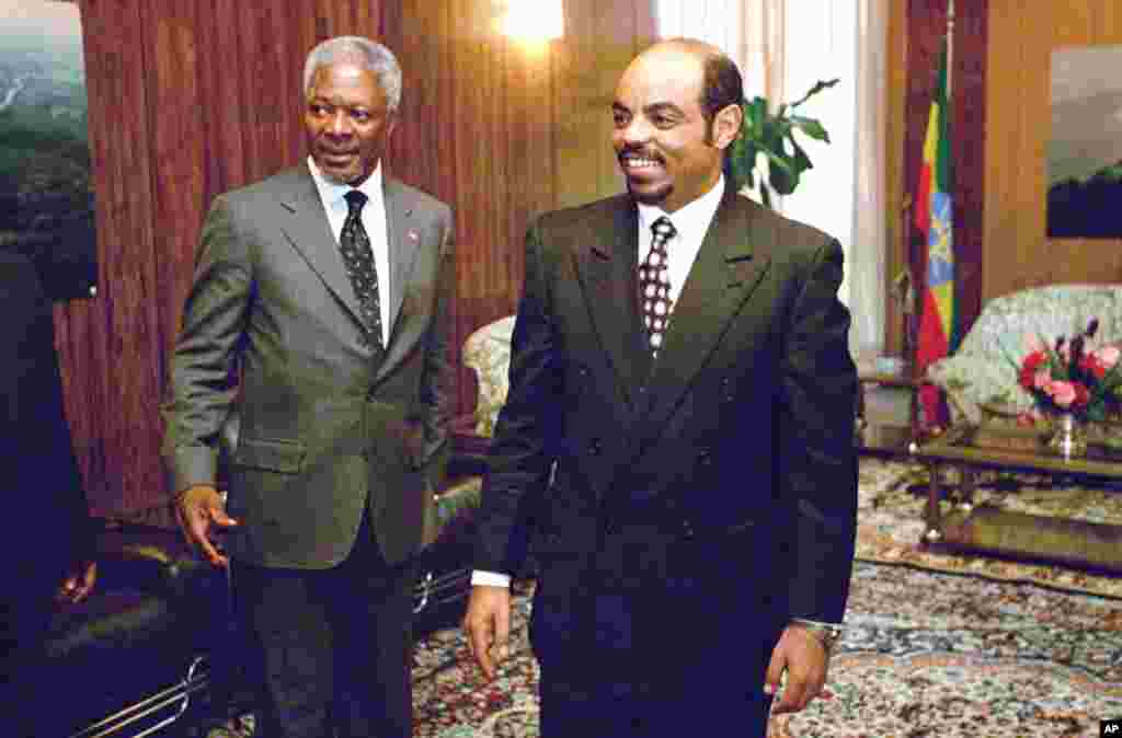 Tổng thư k&yacute; Li&ecirc;n Hiệp Quốc Kofi Annan v&agrave; &ocirc;ng Meles trước một cuộc họp ở văn ph&ograve;ng thủ tướng tại Addis Ababa, Ethiopia, ng&agrave;y 30/4/1998.