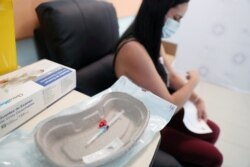 Seorang petugas kesehatan bersiap mendapatkan suntikan dosis kedua vaksin Covid-19 buatan Pfizer/BioNTech di Rumah Sakit Posta Central, di Santiago, Chili, 14 Januari 2021. (Foto: Reuters)