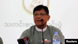 Chủ tịch Ủy ban Bầu cử Tin Aye phát biểu trong cuộc họp báo tại Trung tâm Hòa bình ở Yangon.
