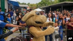 Wisin el “perrito luchador”, saluda a los fanáticos a su llegada a un evento de lucha libre en el Instituto de la Juventud, en la Ciudad de México, el 25 de julio de 2024