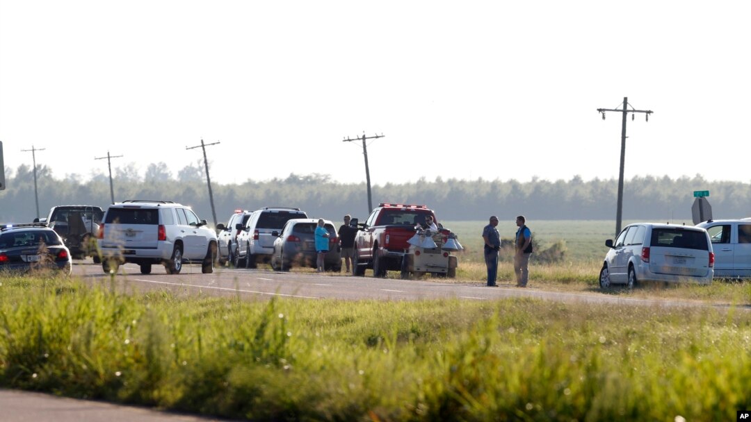 Pripadnici hitnih službi stoje duž Autoputa 82 nakon što se vojni transportni avion srušio u blizini Ita Bena, Misisipi, na zapadnoj granici okruga Leflor, 10. jula 2017. (AP Photo/Andy Lo)
