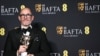 TOPSHOT - Sutradara Jerman Edward Berger berpose dengan penghargaan Film Terbaik untuk "Conclave" dalam Penghargaan Film BAFTA British Academy di Royal Festival Hall, Southbank Centre, di London, 16 Februari 2025.(JUSTIN TALLIS / AFP)