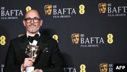 TOPSHOT - Sutradara Jerman Edward Berger berpose dengan penghargaan Film Terbaik untuk "Conclave" dalam Penghargaan Film BAFTA British Academy di Royal Festival Hall, Southbank Centre, di London, 16 Februari 2025.(JUSTIN TALLIS / AFP)