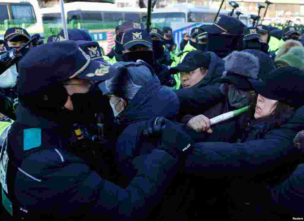 Impeached South Korean President Yoon Suk Yeol&#39;s supporters scuffle with police officers as authorities seek to execute an arrest warrant, in Seoul.