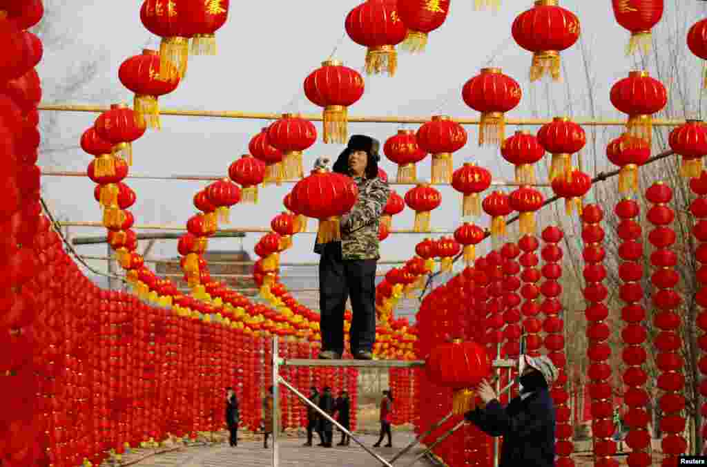 중국 최대 명절인 춘절을 맞아 산둥성 린이현의 관광명소에서 관계자들이 붉은색 전통 등을 달고 있다.&nbsp;