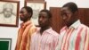 Suspeitos membros da seita radical islâmica Boko Haram, Bashir Ibrhim (esq), Ibrahim Habibu (cen) e Gambo Maiborodi (dir) presos por envolvimento em raptos e assassinios 