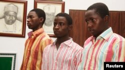 Suspeitos membros da seita radical islâmica Boko Haram, Bashir Ibrhim (esq), Ibrahim Habibu (cen) e Gambo Maiborodi (dir) presos por envolvimento em raptos e assassinios 