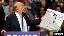 آقای ترامپ طرح خود برای ساخت دیوار میان آمریکا و مکزیک را نشان می دهد