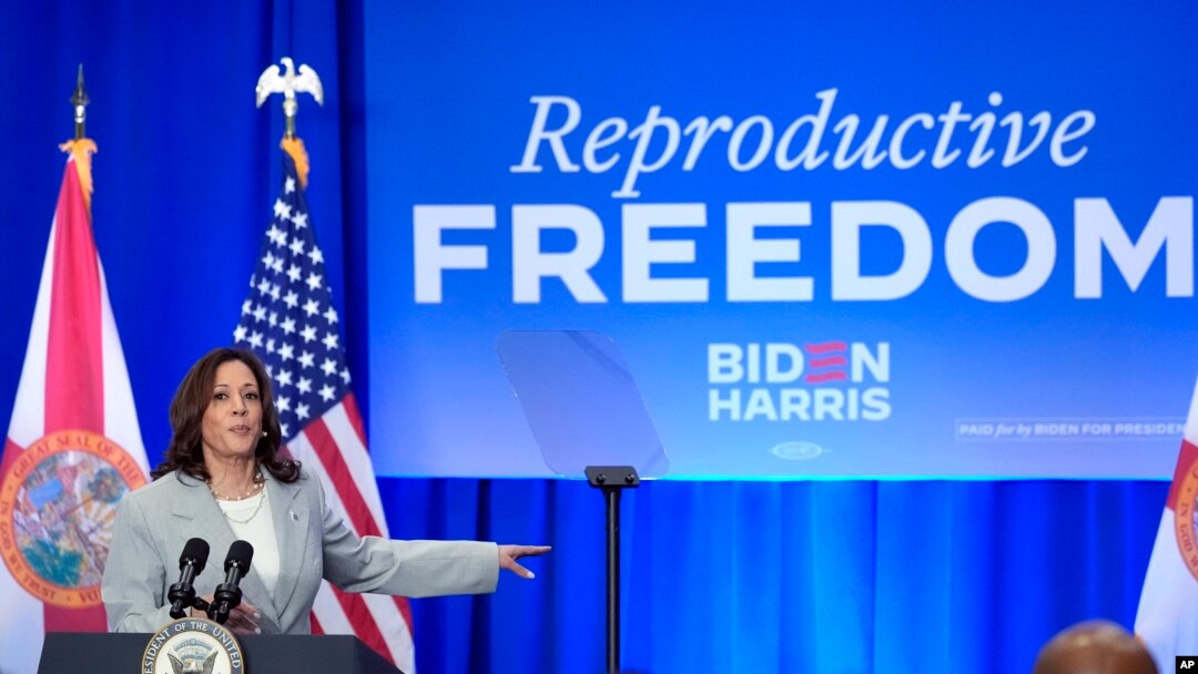 Potpredsjednica SAD Kamala Harris govori o primeni zakona o zabrani abortusa na Floridi na skupu 1. maja 2024. na Floridi. (Foto: AP/John Raoux)