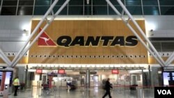 Qantas sempat menutup terminalnya di Bandara Sidney saat karyawannya melakukan aksi mogok kerja, Oktober lalu (foto: dok).