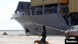 یوه بیړۍ چې ویل کیږي نشه یي توکې پکې دي