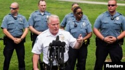 El jefe de la policía de Ferguson, Thomas Jackson, marchó con los manifestantes horas despúes de pedir disculpas a la familia de Michael Brown.