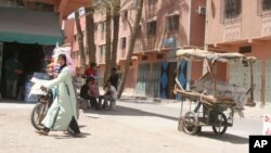 Une femme marche sur une rue dans une banlieue ouvrière de Marrakech, au Maroc, 28 avril 2008. 