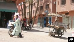 Quartier d’une banlieue ouvrière de Marrakech au Maroc, 28 avril 2008. (AP Photo/Alfred de Montesquiou)