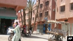 Une femme marche sur une rue dans une banlieue ouvrière de Marrakech, au Maroc, 28 avril 2008. 