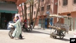 Une femme marche sur une rue dans une banlieue ouvrière de Marrakech, au Maroc, 28 avril 2008. 