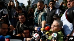 Consuelo Loera, madre del narcotraficante mexicano Joaquín "El Chapo" Guzmán, habla con los reporteros cuando sale de la Embajada de Estados Unidos en la Ciudad de México, el sábado 1 de junio de 2019. 
