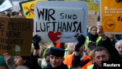 Một nhân viên Lufthansa cầm biểu ngữ 'Chúng tôi là Lufthansa' trong một cuộc đình công của phi hành đoàn tại sân bay Frankfurt, Đức, 13/11/2015.