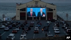 Warga nobar debat capres AS 2020 dari mobil mereka Fort Mason Center di San Francisco, Kamis, 22 Oktober 2020. Di layar tampak petahana Presiden Donald Trump (kiri) dan penantangnya Joe Biden dari Partai Demokrat.