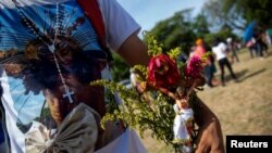  Un católico nicaragüense sostiene una estatua de Cristo durante una procesión del Viernes Santo en la Catedral Metropolitana cuando el gobierno prohibió las procesiones callejeras de Semana Santa. REUTERS