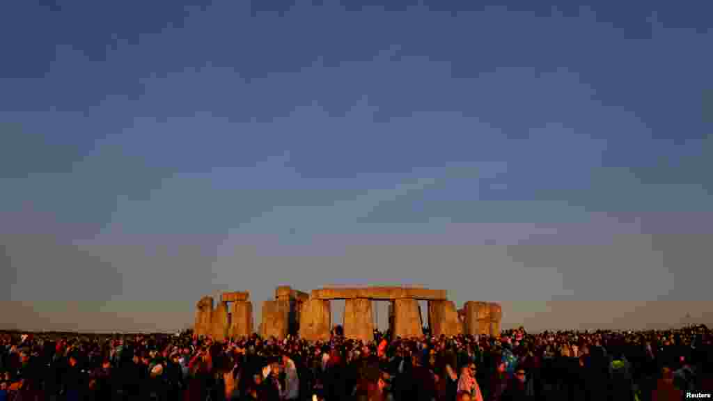 Para pengunjung menyambut &quot;Summer Solstice&quot; (titik balik matahari pada musim panas) di belahan bumi utara di lokasi batuan Stonehenge, Inggris, 21 Juni 2018.