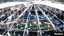 El techo de lona del estadio Tropicana Field, en San Petersburg, Florida, quedó parcialmente destrozado tras el paso del huracán Milton, el 9 de octubre de 2024.