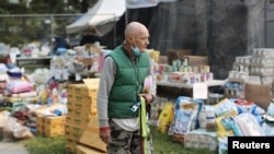 Wildfire evacuee Adrian Draguloiu from 100 Mile House picks up donated pet supplies outside of the evacuation center in Kamloops, British Columbia, Canada, July 18, 2017. 