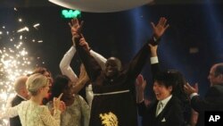 Kenyan teacher Peter Tabichi, center, reacts after winning the $1 million Global Teacher Prize in Dubai, United Arab Emirates, Sunday, March 24, 2019. 