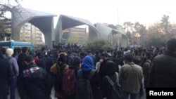 نیروهای امنیتی چهار عضو شورای صنفی دانشجویان را پس از جلسه با رئیس دانشگاه تهران بازداشت کردند.