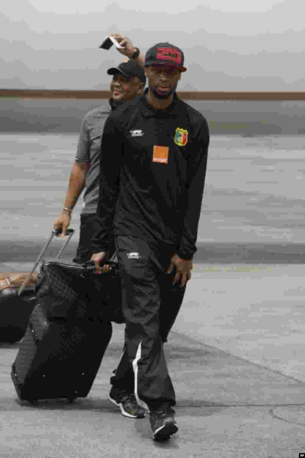 Le joueur de football malien Seydou Keita marche à l&#39;arrivée à l&#39;aéroport international de Malabo à Malabo, Guinée équatoriale vendredi 16 janvier 2015.