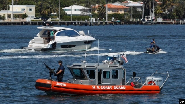 川普總統和家人在海湖莊園居住時，美國海岸警衛隊在莊園旁邊的湖上巡邏(2017年3月19日)