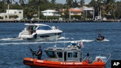 特朗普总统和家人在海湖庄园居住时，美国海岸警卫队在庄园旁边的湖上巡逻(2017年3月19日)