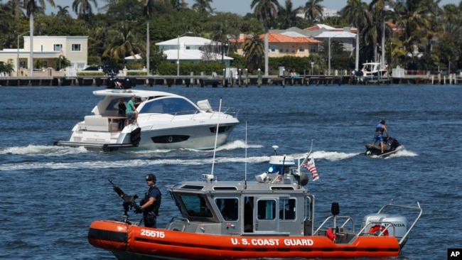 特朗普总统和家人在海湖庄园居住时，美国海岸警卫队在庄园旁边的湖上巡逻(2017年3月19日)