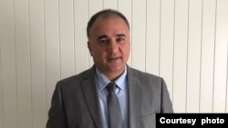 یۆنس بلوری، گوتەبێژی ناوەندی نەمران