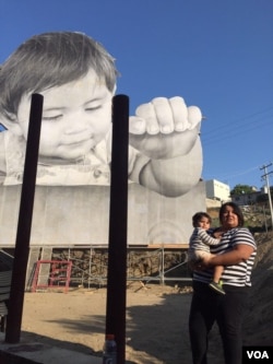 "Like", modelo de la imagen, y su madre posan en la frontera.