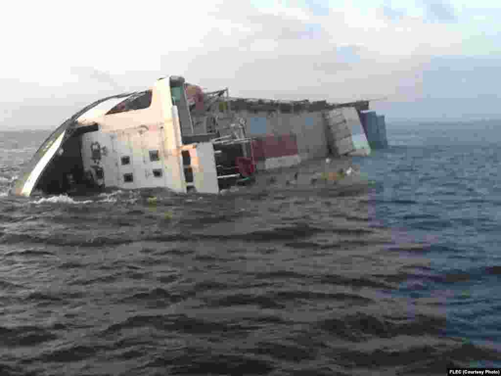 Angola, Navio cargueiro afundou na costa de Cabinda a 16 de Maio, 2014. O navio transportava contentores da internacional MAERSK
