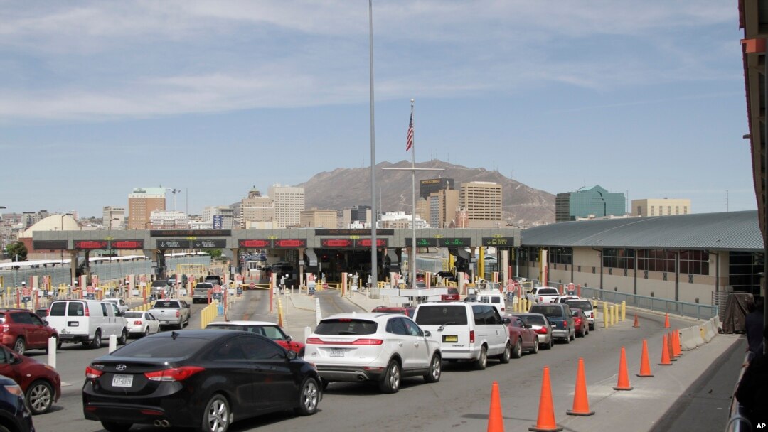 Imodoka ziva Mexico zigeze ku mupaka Leta Zunze Ubumwe z'Amerika wa El Paso, Texas, mu kwa kane taliki 1, 2019. 