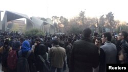 Watu wakiandamana karibu na Chuo Kikuu cha Tehran