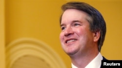 Calon hakim agung AS, hakim federal Brett Kavanaugh tiba di gedung Capitol, Washington DC Selasa (10/7). 