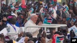 El papa Francisco llega para celebrar una misa masiva en el Mausoleo de John Garang en Yuba, Sudán del Sur, el domingo 5 de febrero de 2023. Francisco está en Sudán del Sur dentro de una gira africana de seis días. 