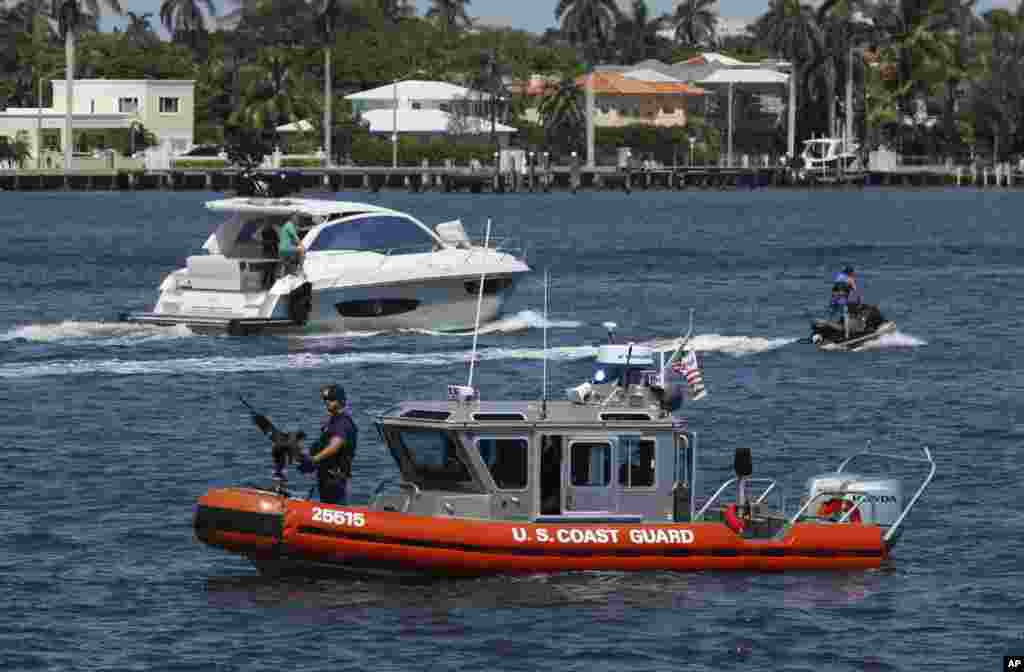 川普总统和家人在海湖庄园居住时，美国海岸警卫队在庄园旁边的湖上巡逻(2017年3月19日)