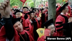 Acara wisuda di Universitas Harvard di Cambridge, Massachusetts yang diikuti oleh mahasiswa asing (foto: ilustrasi). Studi menunjukkan lebih tiga dari empat ilmuwan asing kini sedang melakukan penelitian ilmiah di universitas-universitas Amerika. 