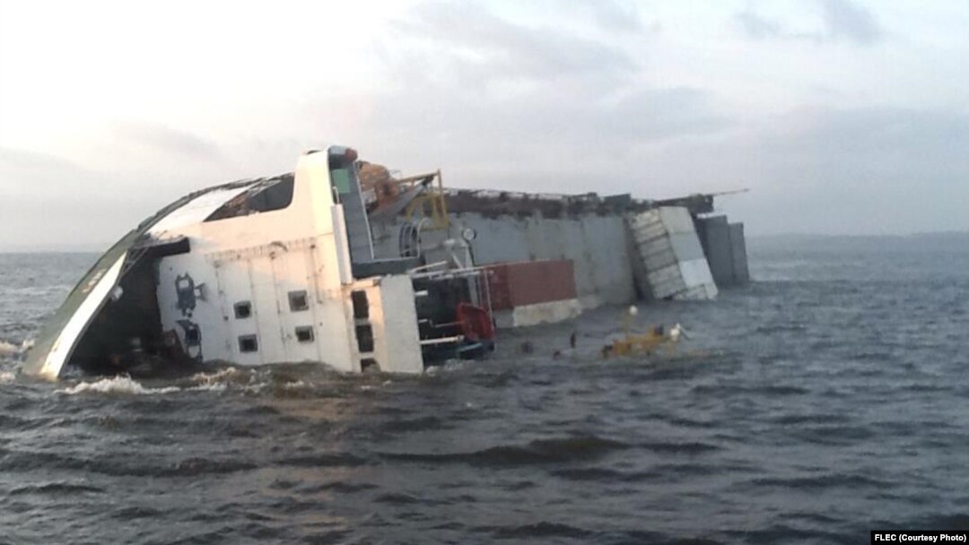 Angola, Navio cargueiro afundou na costa de Cabinda a 16 de Maio, 2014. O navio da DELMAS Angola transportava contentores da internacional MAERSK