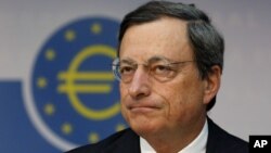 Presiden bank sentral Eropa, Mario Draghi memberikan keterangan pers di Frankfurt, Jerman (2/8). 