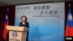 台湾陆委会发言人吴美红在例行记者会上 (美国之音许波拍摄)