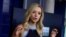 La portavoz de la Casa Blanca, Kayleigh McEnany, se dirige a los periodistas durante la rueda de prensa.