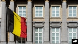 벨기에 브뤼셀의 연방 의회 건물 앞에 국기가 걸려있다.