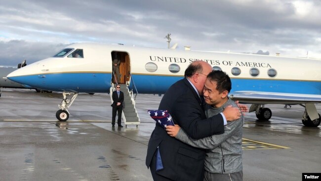  美国驻瑞士大使麦克马伦（Edward McMullen)12月7日在苏黎世机场迎接被伊朗释放的王夕越。